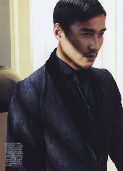 刘雯 胡兵 Vogue China May 2012 赠刊
Armani专题
weibo@嘉恢君