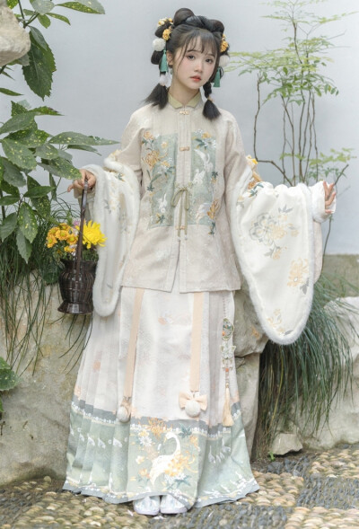 远山乔汉服