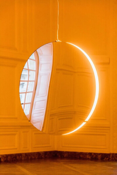 Olafur Eliasson《Solar compression》，凸面镜、不锈钢、发动机、单频光，2016年，摄影：Anders Sune Berg