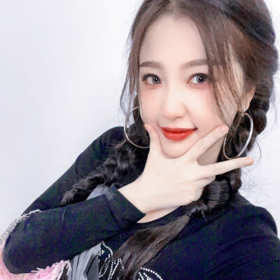 虞书欣
愿日子都是清透，抬头遇见都是温柔."