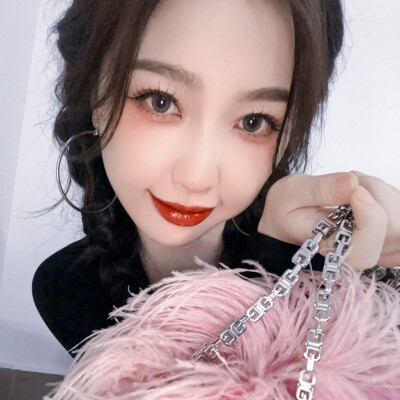 虞书欣
愿日子都是清透，抬头遇见都是温柔."