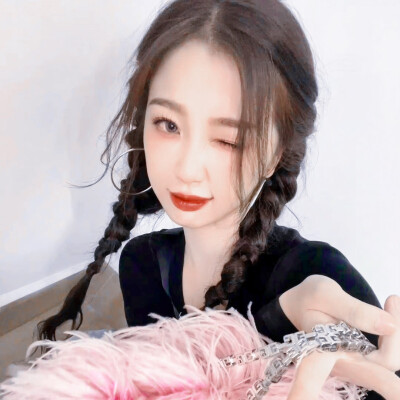 虞书欣
愿日子都是清透，抬头遇见都是温柔."