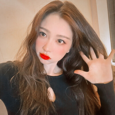 虞书欣
愿日子都是清透，抬头遇见都是温柔."