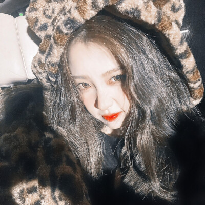 虞书欣
愿日子都是清透，抬头遇见都是温柔."