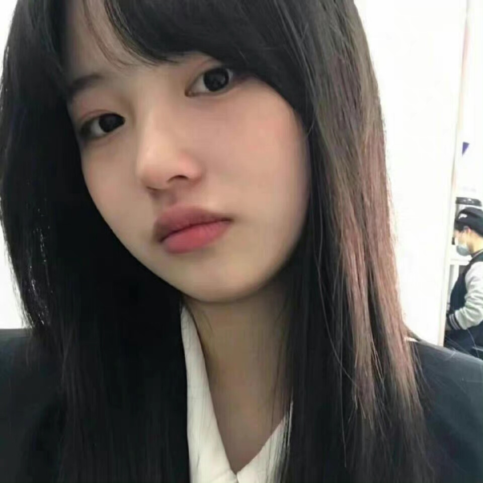 今日份女生头像
​
​cr.煎饼多放生菜