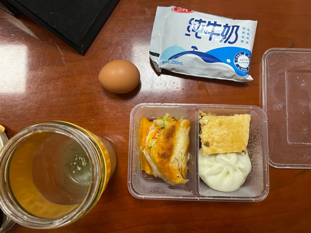 早餐：一块南瓜 包子里的蔬菜馅 烧饼里夹的圆白菜 一颗鸡蛋 上午400ml牛奶