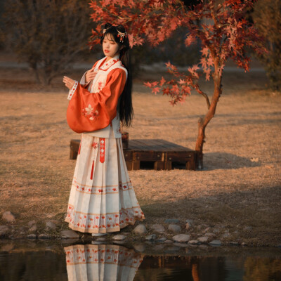 明制 枫叶 秋天
来源：晓鹿水国风汉服