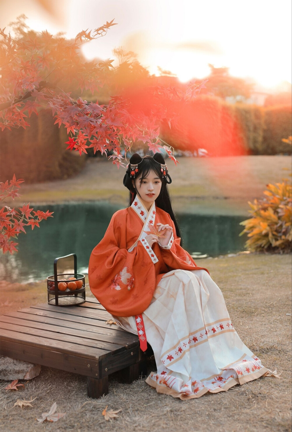 明制 枫叶 秋天
来源：晓鹿水国风汉服