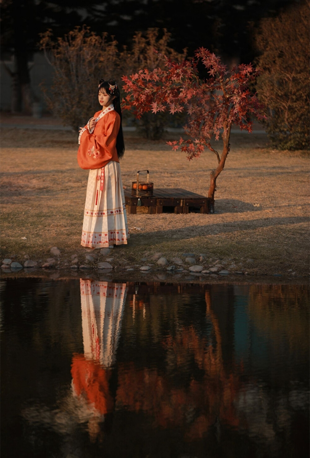明制 枫叶 秋天
来源：晓鹿水国风汉服
