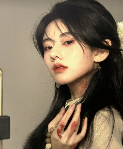 沾了血的人又怎么还洗的尽手里的罪孽
啊”“我啊，罪孽深重，是连佛都不肯渡的人啊
我沾血也拈花，莫问生与杀。
我从不祈求慈悲的神佛我是罪过 别来见我