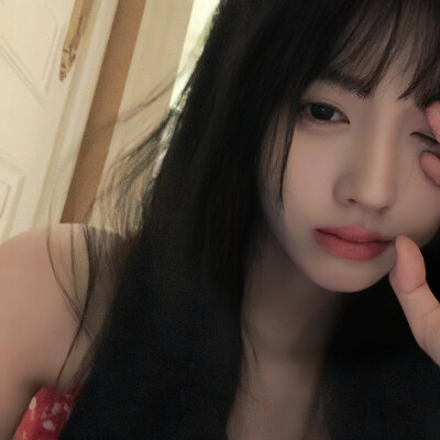 “你是众多花之中 唯一朵开出温柔的花 你永远盛开 永远不落于世俗”