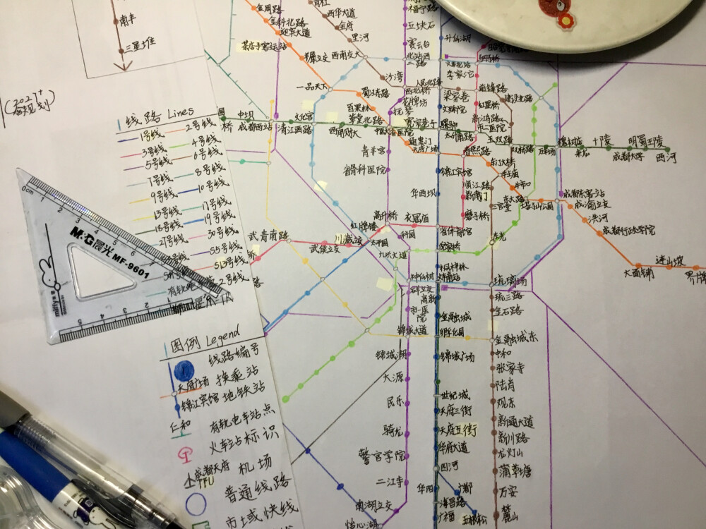 嗨害嗨，好久不见～
这次的成都地铁更到2023年，进度45%
成都地铁2023年线路图的标题有以上三种方案，大家投票一下
