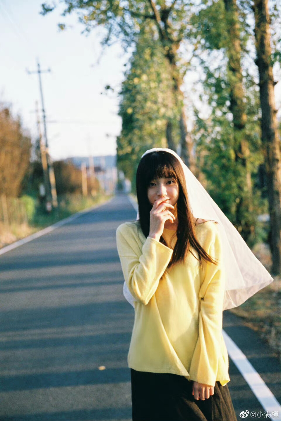 #喜欢拍照也喜欢你#
秋天在有风的黄昏
我记忆中的秋天
是抬头望见你的十月
出镜：@小熊菲仔
摄影：@小满橙