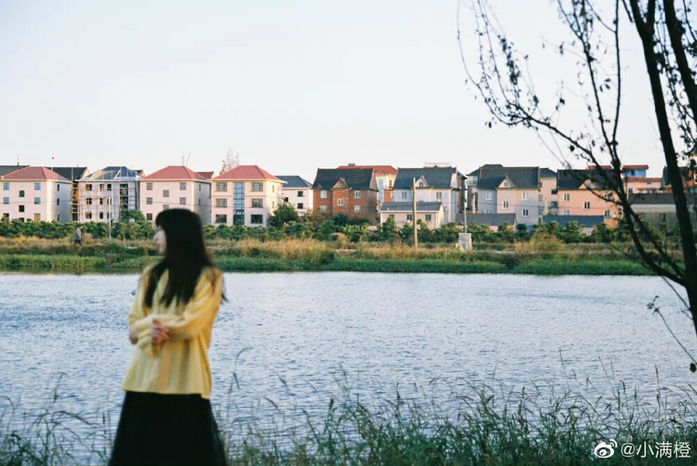 #喜欢拍照也喜欢你#
秋天在有风的黄昏
我记忆中的秋天
是抬头望见你的十月
出镜：@小熊菲仔
摄影：@小满橙