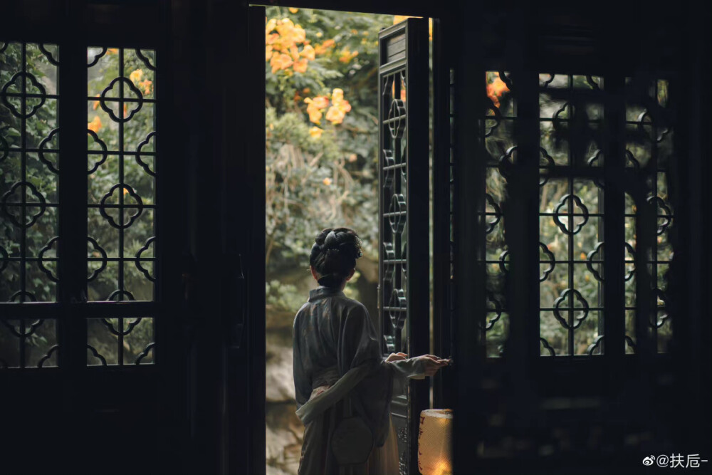 #生而如诗# 抱琴仕女图
“琴音未绝书信绝，情丝难断音声断。”
去年摄于苏州·凌霄花开的季节
出镜@赵晴HT
摄影@扶卮-