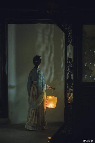 #生而如诗# 抱琴仕女图
“琴音未绝书信绝，情丝难断音声断。”
去年摄于苏州·凌霄花开的季节
出镜@赵晴HT
摄影@扶卮-