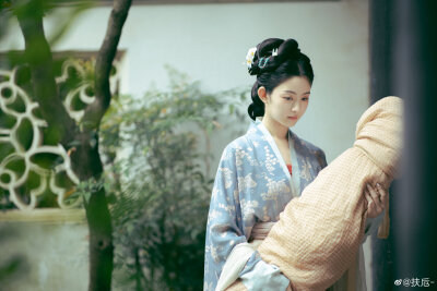 #生而如诗# 抱琴仕女图
“琴音未绝书信绝，情丝难断音声断。”
去年摄于苏州·凌霄花开的季节
出镜@赵晴HT
摄影@扶卮-