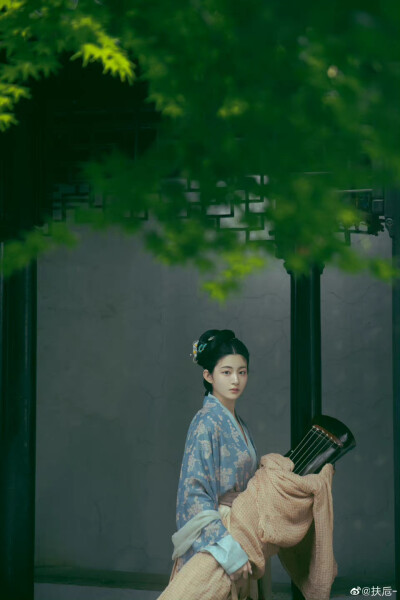 #生而如诗# 抱琴仕女图
“琴音未绝书信绝，情丝难断音声断。”
去年摄于苏州·凌霄花开的季节
出镜@赵晴HT
摄影@扶卮-