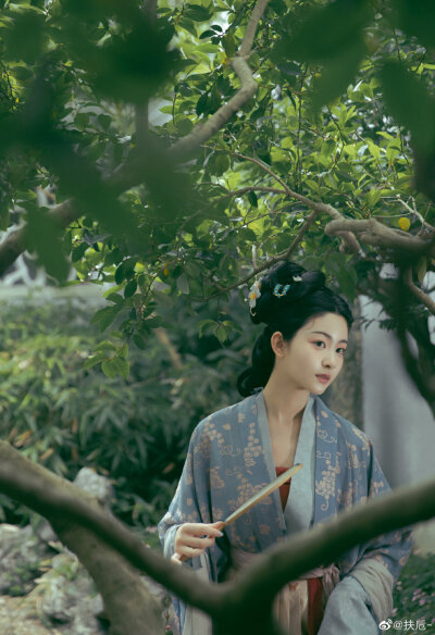 #生而如诗# 抱琴仕女图
“琴音未绝书信绝，情丝难断音声断。”
去年摄于苏州·凌霄花开的季节
出镜@赵晴HT
摄影@扶卮-