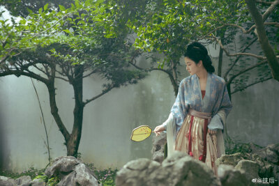 #生而如诗# 抱琴仕女图
“琴音未绝书信绝，情丝难断音声断。”
去年摄于苏州·凌霄花开的季节
出镜@赵晴HT
摄影@扶卮-