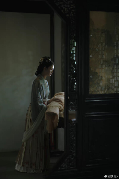 #生而如诗# 抱琴仕女图
“琴音未绝书信绝，情丝难断音声断。”
去年摄于苏州·凌霄花开的季节
出镜@赵晴HT
摄影@扶卮-