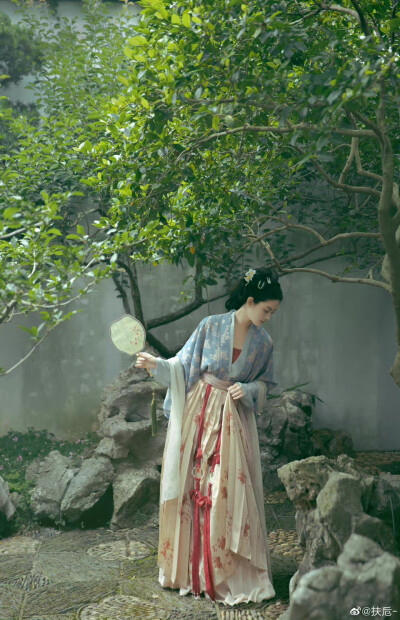 #生而如诗# 抱琴仕女图
“琴音未绝书信绝，情丝难断音声断。”
去年摄于苏州·凌霄花开的季节
出镜@赵晴HT
摄影@扶卮-
