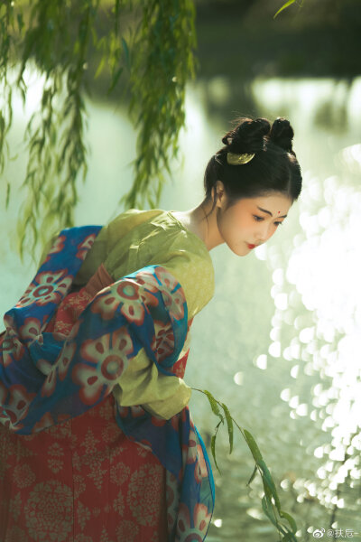 #生而如诗# 初唐
“杨柳堆烟，帘幕无重数。”
出镜@小鹅酱酱酱
摄影@扶卮-
妆造@山有木兮_Ivy
#汉服摄影##仕女图# ​​​