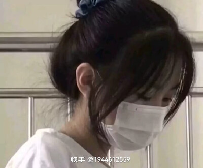 带口罩的女生头像