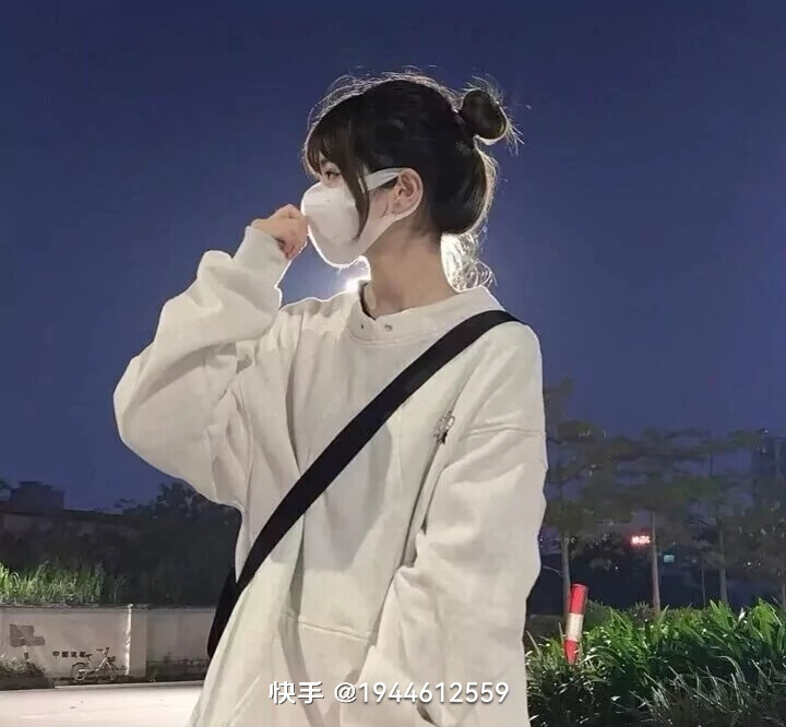 带口罩的女生头像