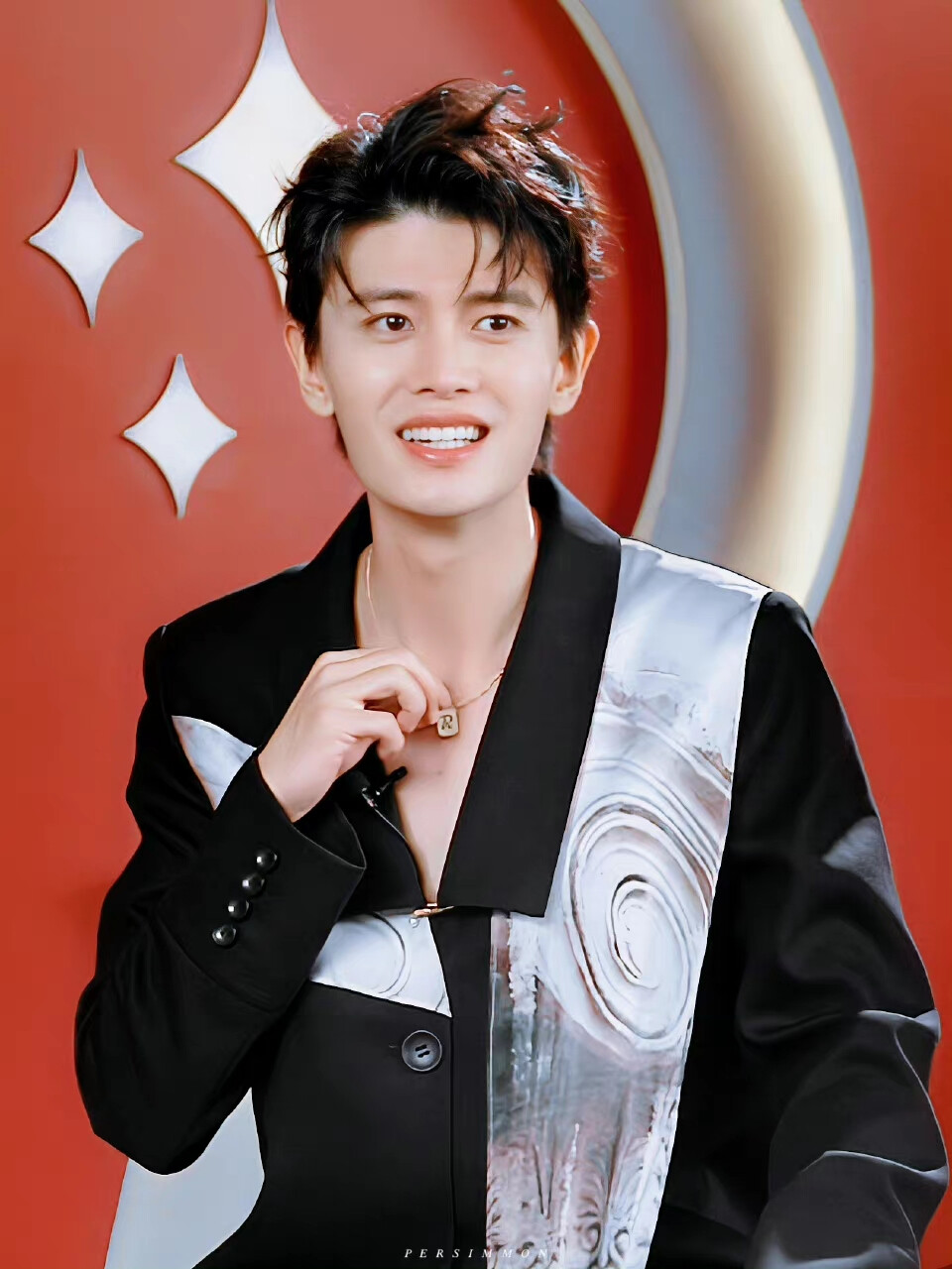 任嘉伦代言周大生# 全程盯项链 @任嘉伦allen | 周大生 直播 | 截修