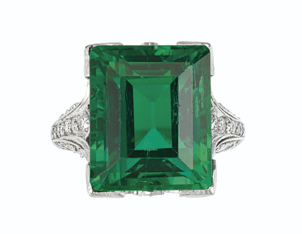 Christie's 佳士得纽约秋拍 The Dupont Emerald 祖母绿戒指 by Tiffany & Co 1920年 主石为一颗 9.11ct 矩形阶梯式切割祖母绿，经AGL产地为哥伦比亚，无净度提升。两侧镶嵌老式切割钻石，铂金，戒指尺寸为6。成交价163.5万美元