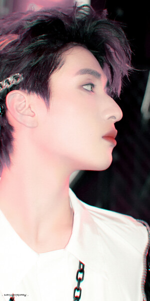 严浩翔 ♡' 电竞男主有脸了

.