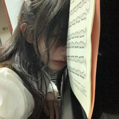 四目相对的那一刻 我的脑海只有一个想法 你别看我 我不好看