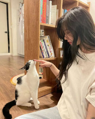 辉人 wheein 猫咪咖啡店 花臂女仆