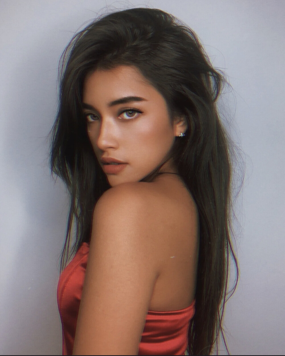 欧美风自信黑皮辣妹