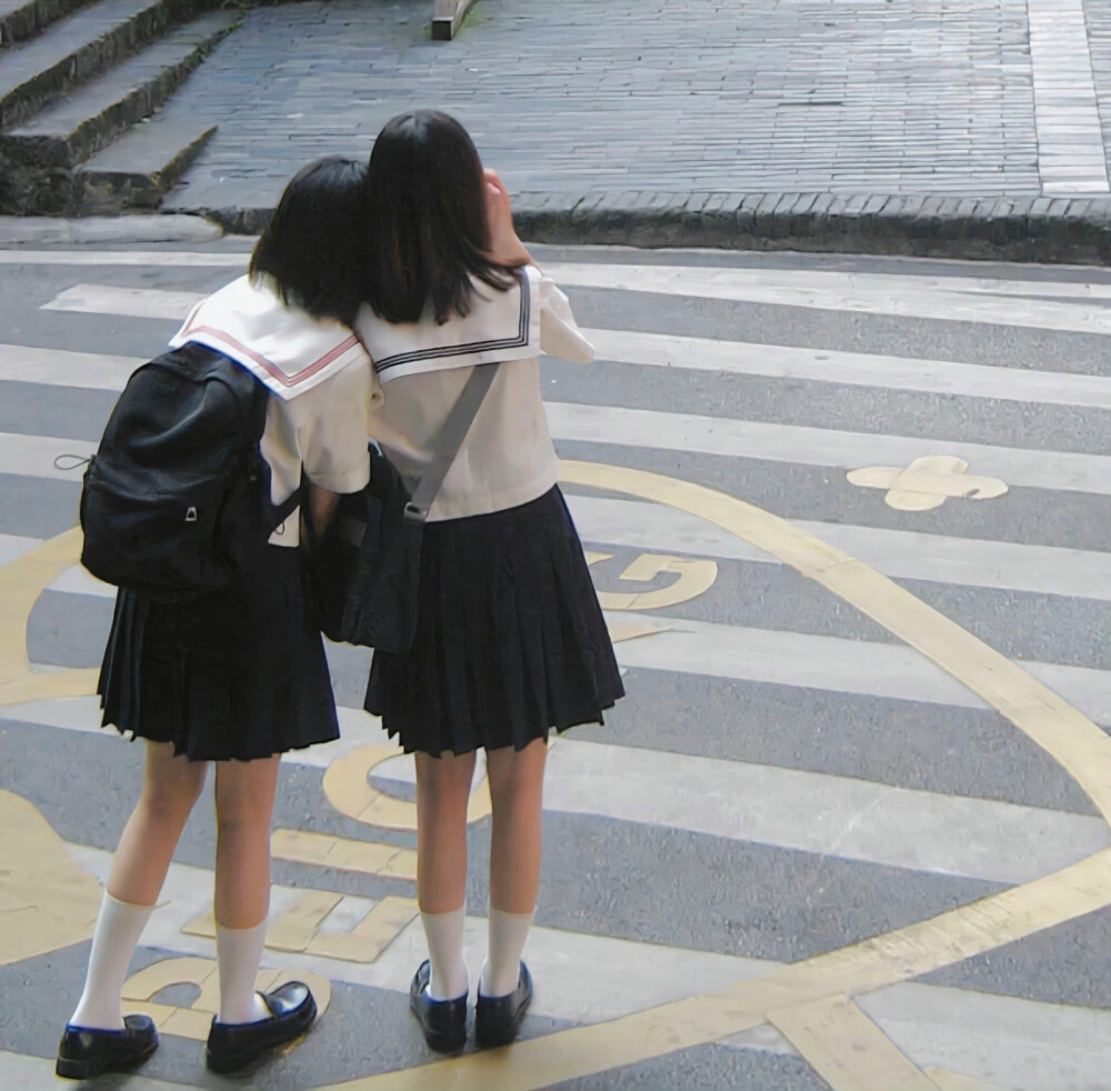 制服少女
朋友圈背景