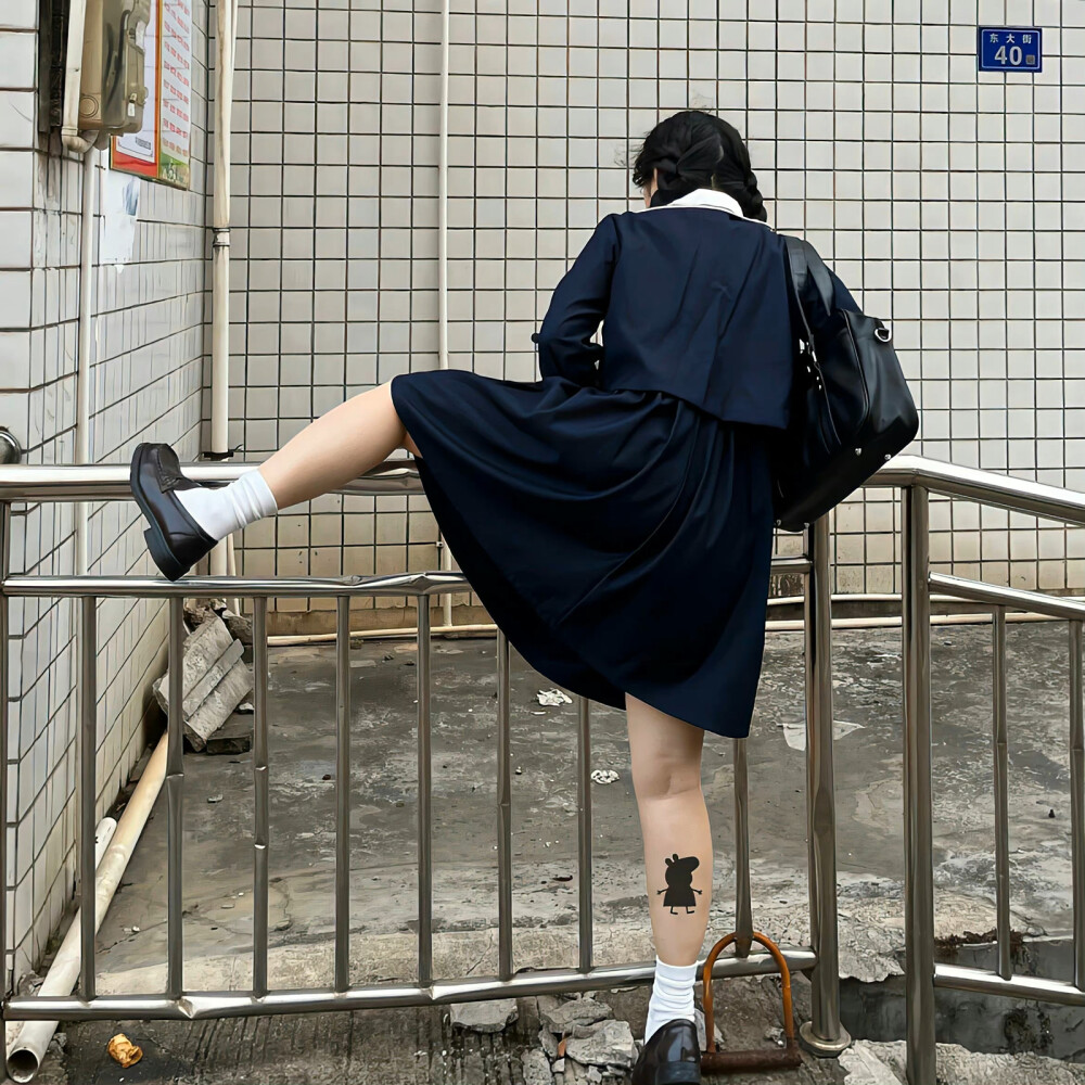 制服少女
朋友圈背景