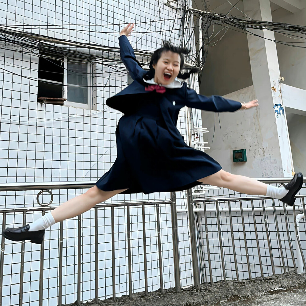 制服少女
朋友圈背景