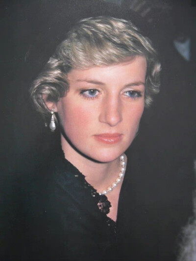 Princess Diana
1985年一袭蕾丝黑纱会见教皇 ​​​