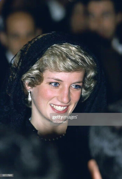 Princess Diana
1985年一袭蕾丝黑纱会见教皇 ​​​