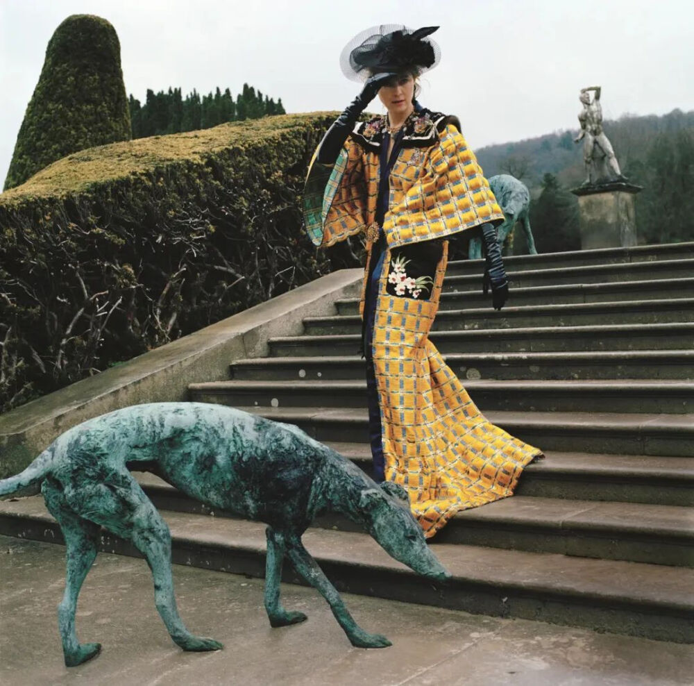 伯灵顿伯爵夫人劳拉·卡文迪许穿着一件结合了中式明黄、刺绣、盘扣和领口的Gucci裙装在查茨沃斯庄园/Vogue/2017