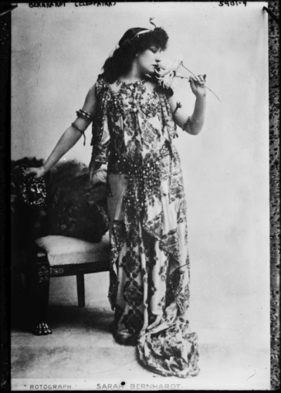身着埃及艳后舞台服饰的Sarah Bernhardt，全身所佩戴的珠宝皆出自莱俪