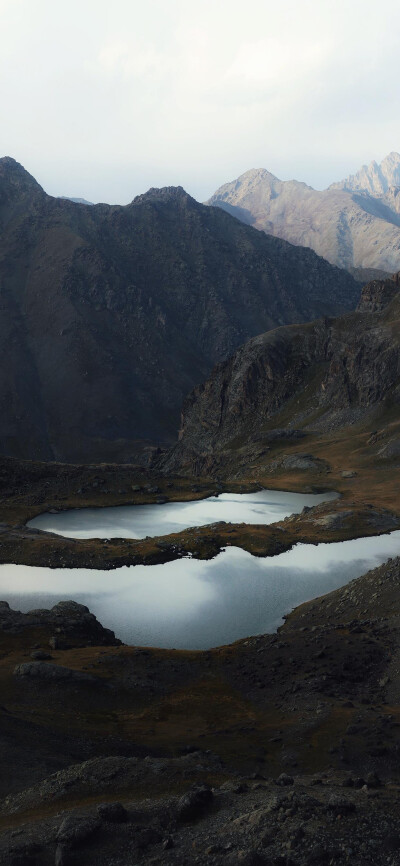 山中的湖