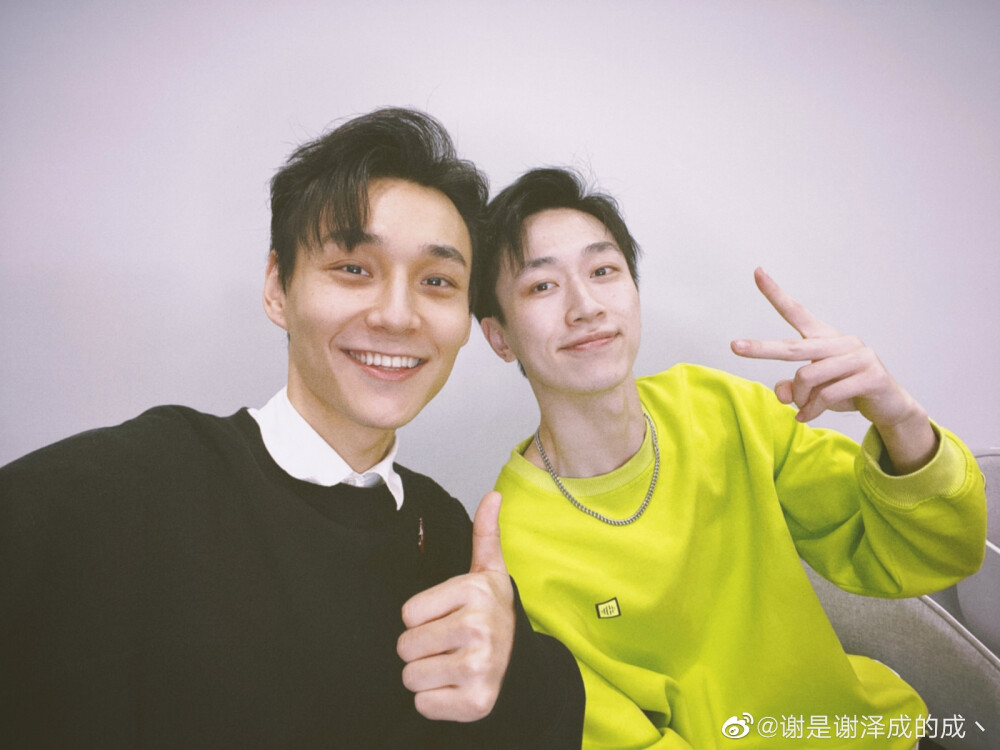 阿奇与阿成 老帅啦啊啊好喜欢谢泽成（绿衣服的那个）可帅了不过可惜有媳妇了 不过我还是他的菜（才）花（华）小粉丝