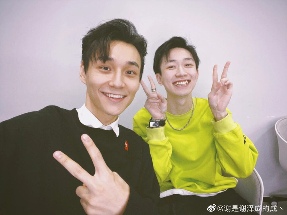 阿奇与阿成 老帅啦啊啊好喜欢谢泽成（绿衣服的那个）可帅了不过可惜有媳妇了 不过我还是他的菜（才）花（华）小粉丝