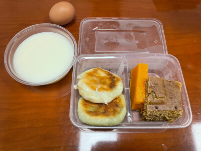 早饭
一个鸡蛋 一碗豆浆 一块南瓜 一个馅饼 一块枣糕 一口烧饼 吃的有点多