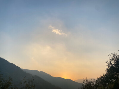 大山里的日出