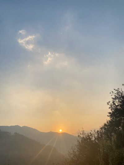 大山里的日出