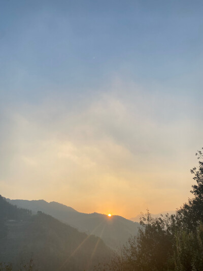 大山里的日出