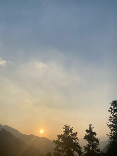 大山里的日出